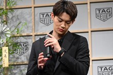 時計を見つめる佐野勇斗（M!LK）。