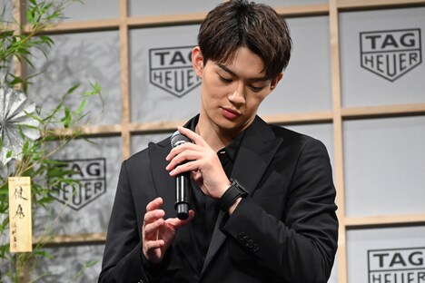 時計を見つめる佐野勇斗（M!LK）。