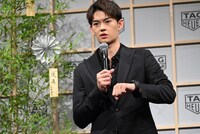 腕時計について語る佐野勇斗（M!LK）。