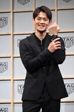 カメラマンからのリクエストに照れ笑いする佐野勇斗（M!LK）。