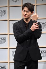 カメラマンから「こちらをにらんで」とリクエストされた佐野勇斗（M!LK）。