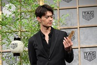 自分の書いた字を見つめる佐野勇斗（M!LK）。