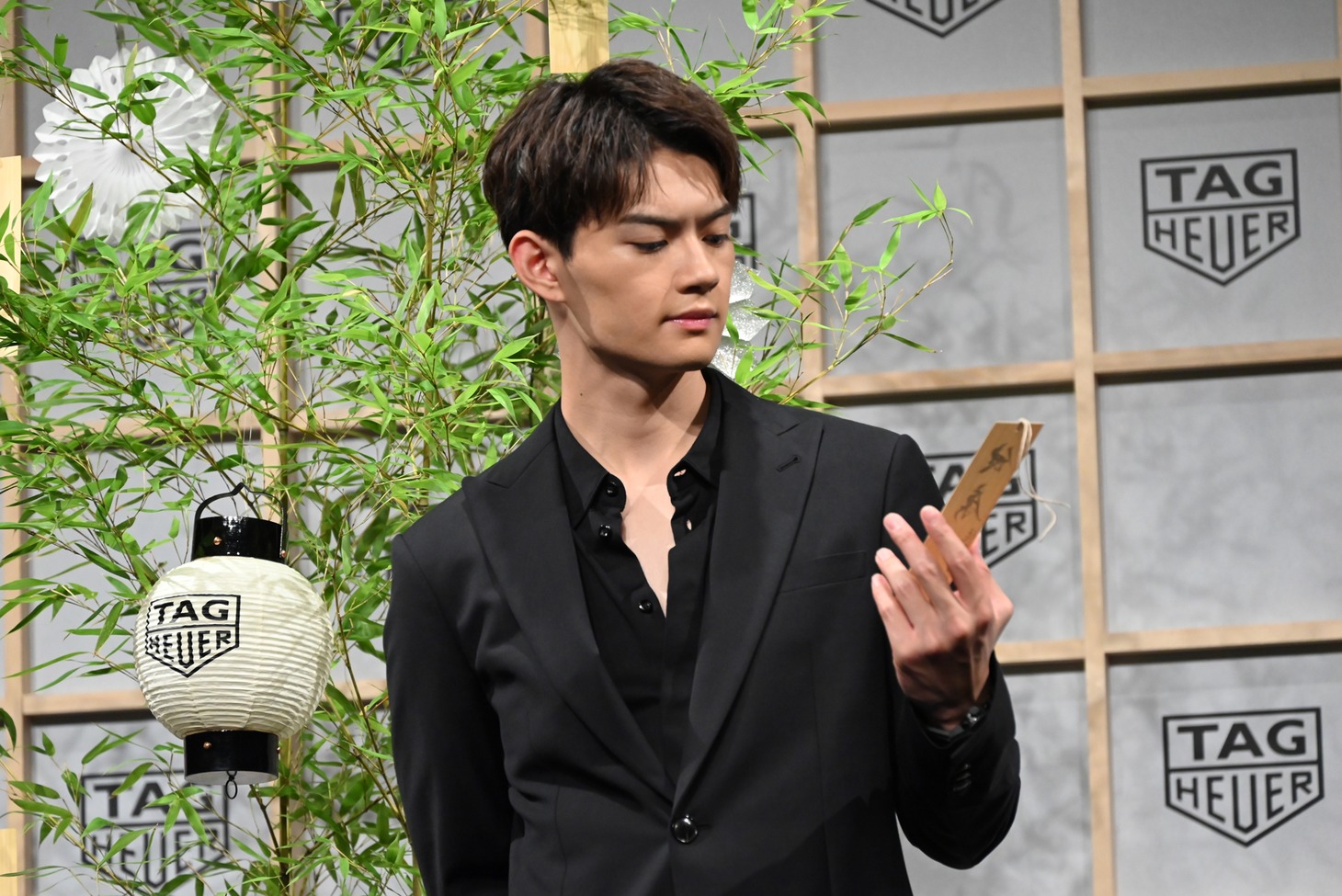 自分の書いた字を見つめる佐野勇斗（M!LK）。