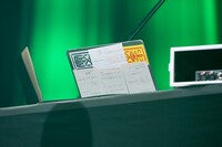 コード理論のメモが貼られた安本彩花のノートPC。