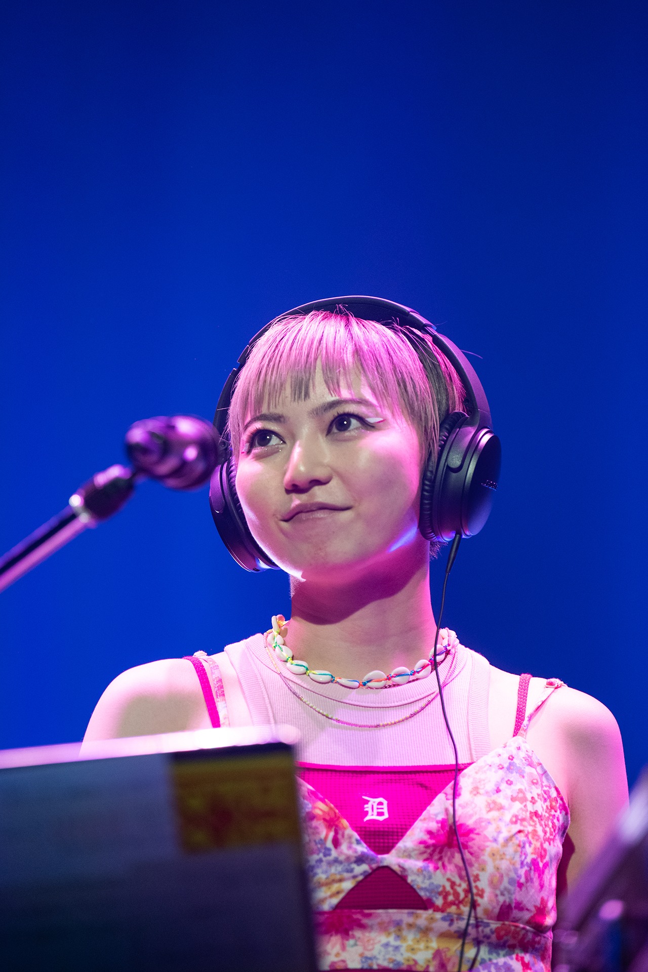 DJスタイルな安本彩花。