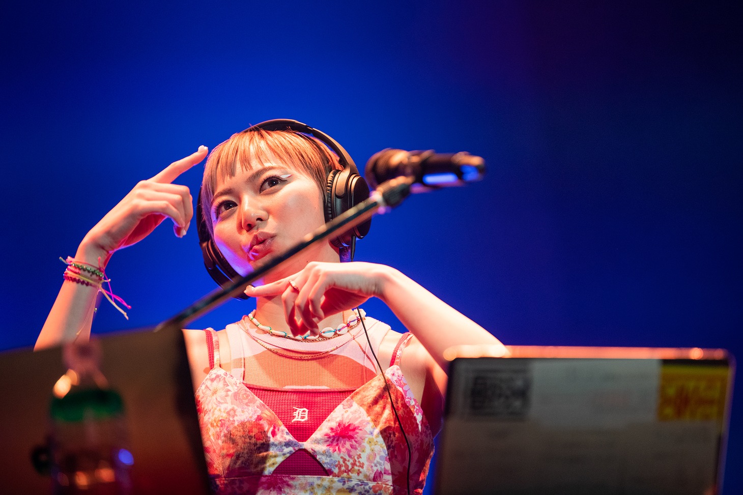 2022年6月の安本彩花ソロライブ「歌って踊って歌謡show!!!安安」より。