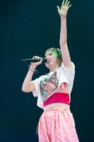 笑顔で大きく手を振る安本彩花。