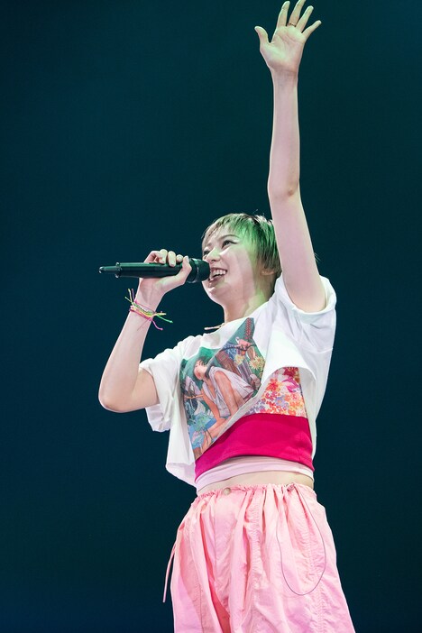 笑顔で大きく手を振る安本彩花。