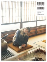 丹生明里「やさしい関係」通常版裏表紙（撮影：熊木優）