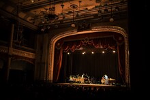 「細野晴臣 大阪中之島公演 2022」より、くくくのステージの様子。（撮影：ハヤシマコ）