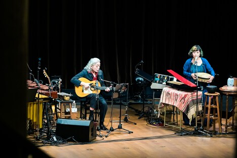 左から細野晴臣、原田郁子（クラムボン）。（撮影：ハヤシマコ）