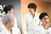 後列左からドヨン、ジョンウ。