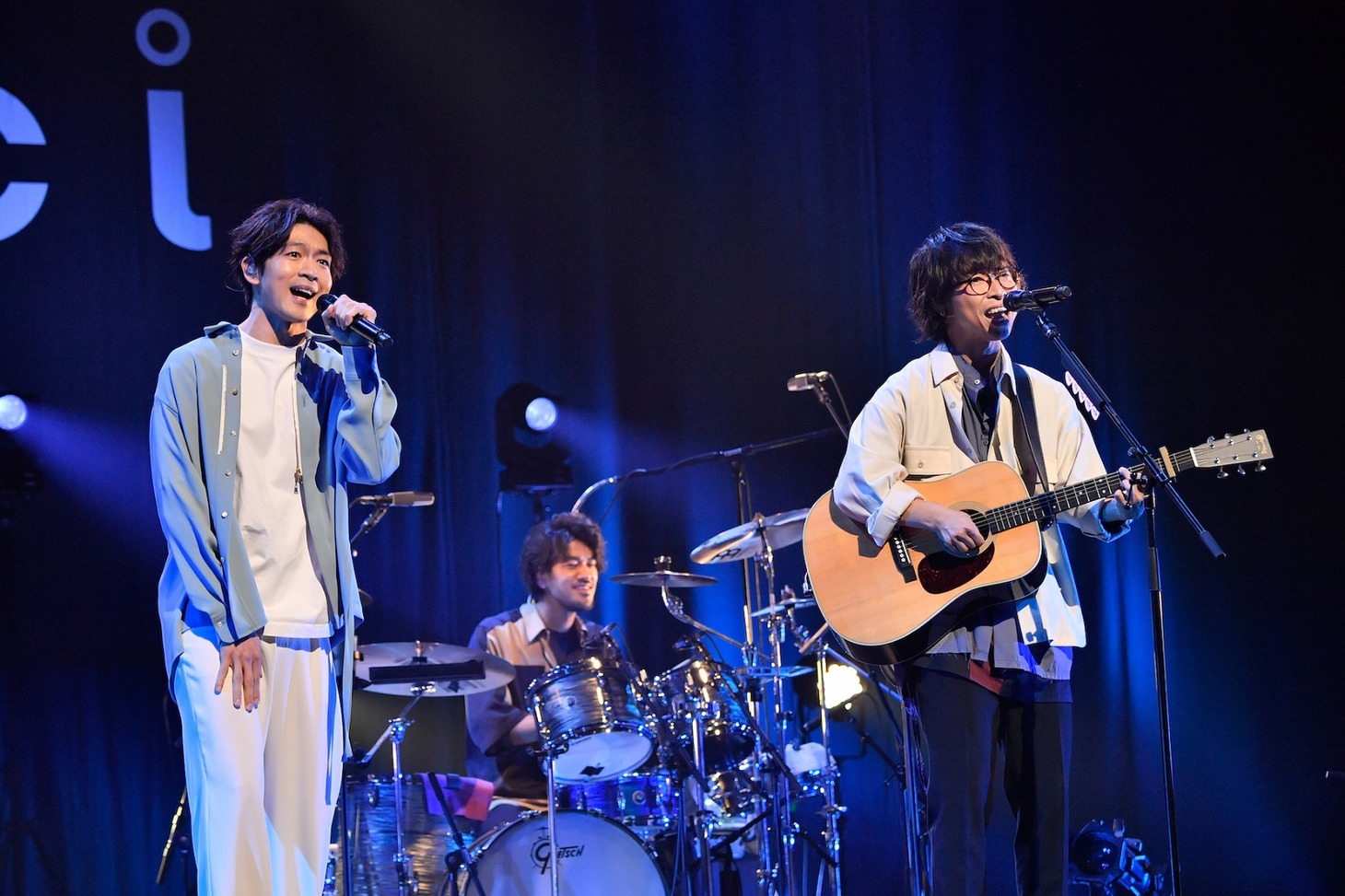 左から松下洸平、wacciの横山祐介（Dr）、橋口洋平（Vo, G）。