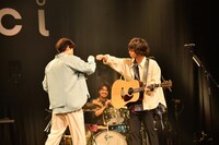 松下洸平、wacciの橋口洋平（Vo, G）。