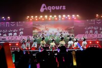 「Aqours 6th LoveLive! ～KU-RU-KU-RU Rock 'n' Roll TOUR～ ＜WINDY STAGE＞」の様子。