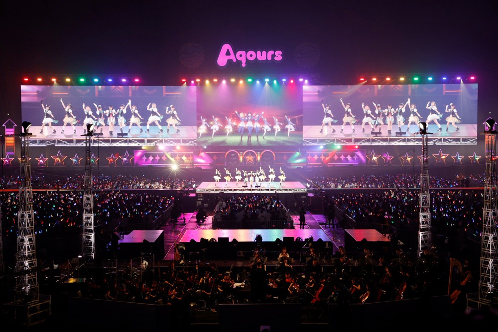 「Aqours 6th LoveLive! ～KU-RU-KU-RU Rock 'n' Roll TOUR～ ＜WINDY STAGE＞」の様子。