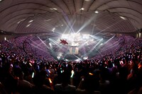 「Aqours 6th LoveLive! ～KU-RU-KU-RU Rock 'n' Roll TOUR～ ＜WINDY STAGE＞」の様子。