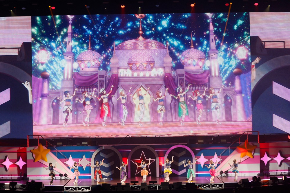 「Aqours 6th LoveLive! ～KU-RU-KU-RU Rock 'n' Roll TOUR～ ＜WINDY STAGE＞」の様子。
