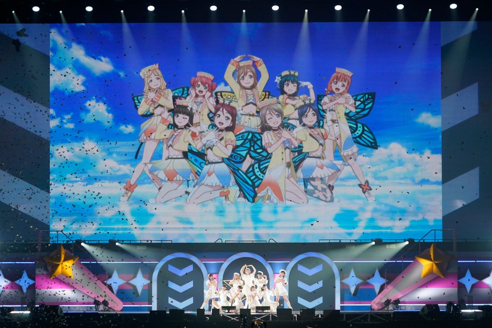 「Aqours 6th LoveLive! ～KU-RU-KU-RU Rock 'n' Roll TOUR～ ＜WINDY STAGE＞」の様子。