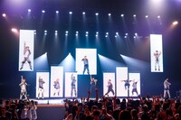 「HOLIDAY」のパフォーマンスの様子。（撮影：笹森健一）