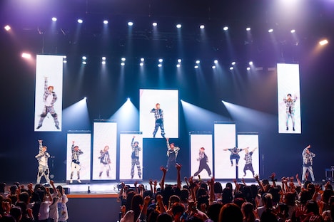 「HOLIDAY」のパフォーマンスの様子。（撮影：笹森健一）