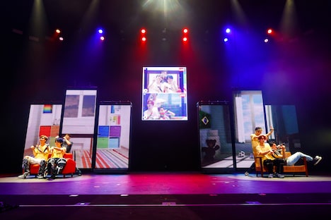 「Video Chat」のパフォーマンスの様子。（撮影：笹森健一）