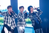 左からNAOYA、EIKU、KENSHIN。（撮影：笹森健一）