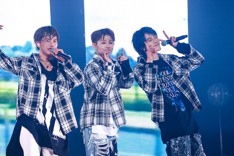 左からNAOYA、EIKU、KENSHIN。（撮影：笹森健一）