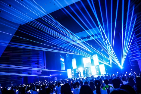 ONE N' ONLYのライブの様子。（撮影：笹森健一）