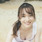 櫻坂46守屋麗奈がタンクトップ&ショーパン姿ではにかむ、中にはお気に入りのビキニを着て