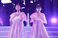 左から玉井詩織、百田夏菜子。（撮影：小境勝巳）