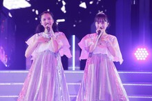 左から玉井詩織、百田夏菜子。（撮影：小境勝巳）