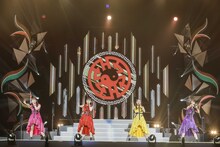 ももいろクローバーZ「MOMOIRO CLOVER Z 6th ALBUM TOUR “祝典”」ファイナル公演の様子。（撮影：小境勝巳）