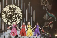 ももいろクローバーZ「MOMOIRO CLOVER Z 6th ALBUM TOUR “祝典”」ファイナル公演の様子。（撮影：小境勝巳）