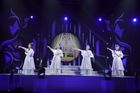 ももいろクローバーZ「MOMOIRO CLOVER Z 6th ALBUM TOUR “祝典”」ファイナル公演の様子。（撮影：上飯坂一）