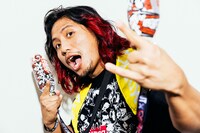 自家製のエモートシャウトを手にするヒロム選手。