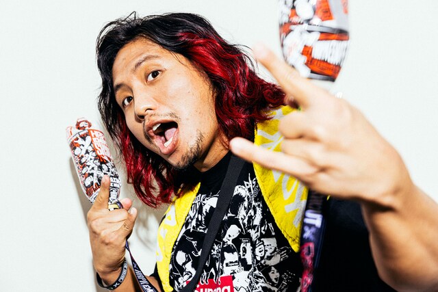 自家製のエモートシャウトを手にするヒロム選手。