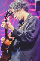 吉田結威（G, Vo）（撮影：白石達也）