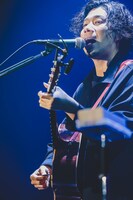 吉田結威（G, Vo）（撮影：白石達也）