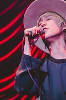 山田義孝（Vo）（撮影：白石達也）