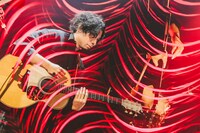 吉田結威（G, Vo）（撮影：白石達也）