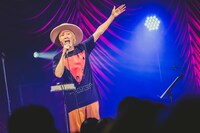 山田義孝（Vo）（撮影：白石達也）