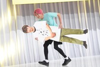 欠席だった中丸雄一のパネルを持つEXIT兼近。