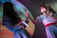 手をつなぐ仆破フリル（左）と晴後すずめ（右）。