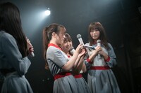 おぼつかない手つきでCDパッケージを開封する銀海。