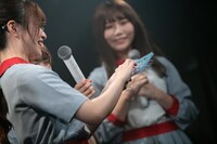 おぼつかない手つきでCDパッケージを開封する銀海。