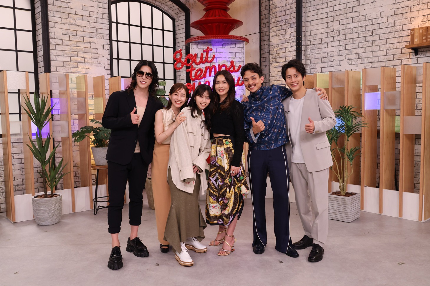 左からROLAND、田中みな実、西野七瀬、長谷川京子、満島真之介、溝端淳平。（写真提供：関西テレビ）