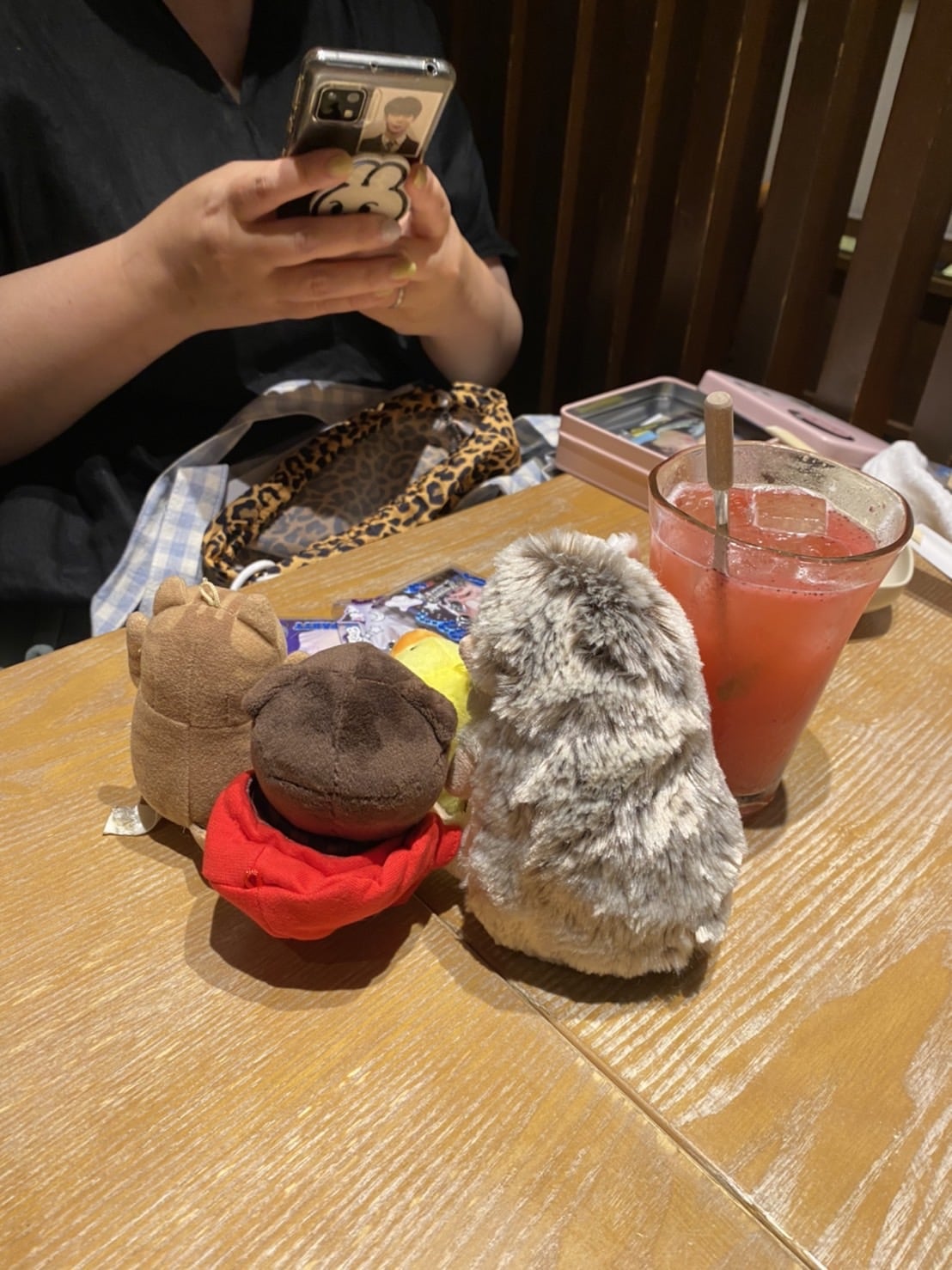 トレカ飯のメイキング。黄色くちらりと見えているのが土岐麻子のグッズのひよこのぬいぐるみ。