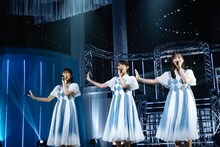 左から丹生明里、金村美玖、渡邉美穂。（撮影：上山陽介）