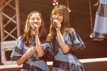 左から河田陽菜、小坂菜緒。（撮影：上山陽介）